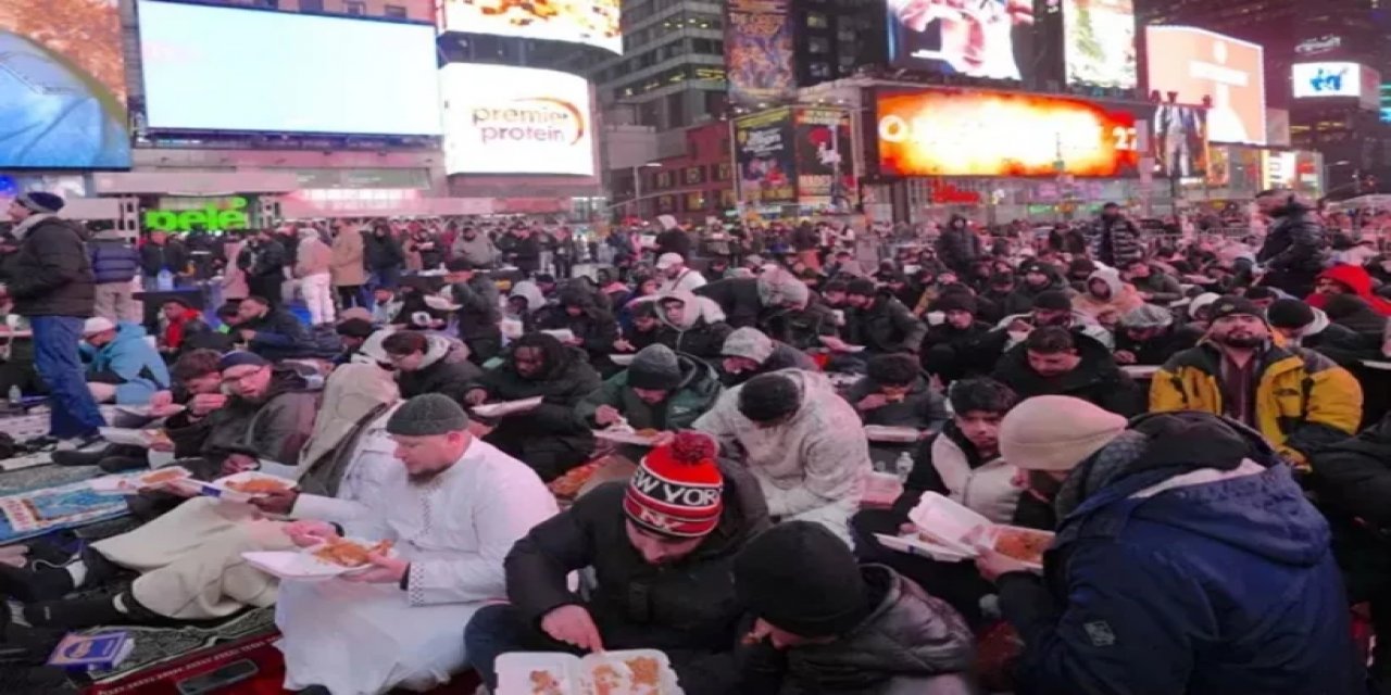 Times Meydanı’ndaki İftarda 2 Amerikalı Şehadet Getirerek Müslüman Oldu