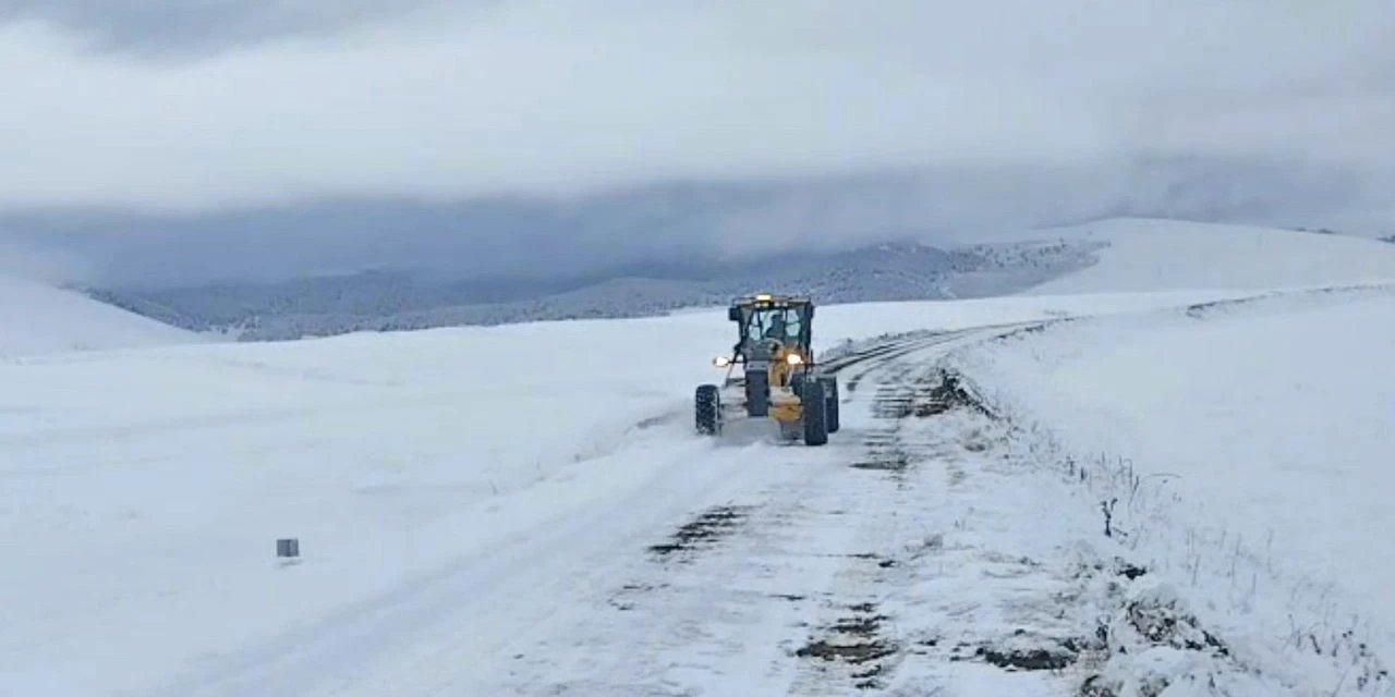 Kars'ta Kar ve Tipi Nedeniyle Ulaşıma Kapanan Köy Yolları Açıldı