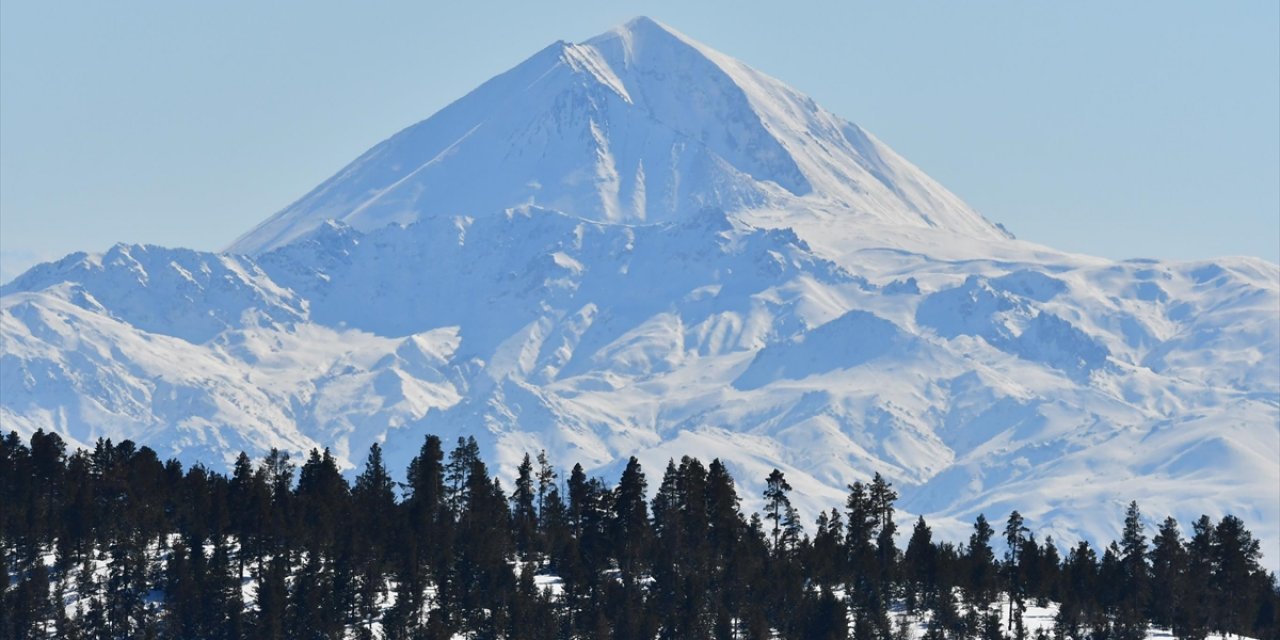 Kars'ta 1 Metreyi Aşan Kar Doğada Güzel Görüntüler Oluşturdu