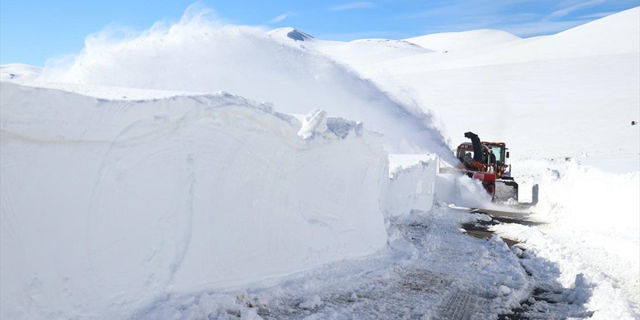 "Kar Kaplanları", Ağrı-kağızman Kara Yolunda Metrelerce Yükseklikteki Karla Mücadele Ediyor