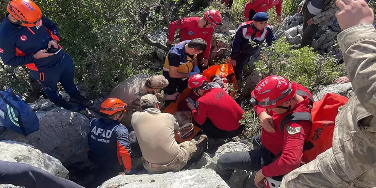 ÇALIDAKİ ELBİSE PARÇASIYLA BULUNDU