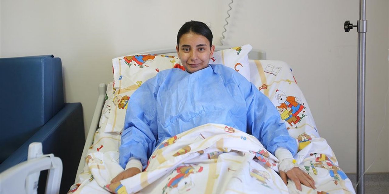 Bulantı Şikayetiyle Hastaneye Götürülen Çocuğun Karnından Saç Yumağı Çıktı