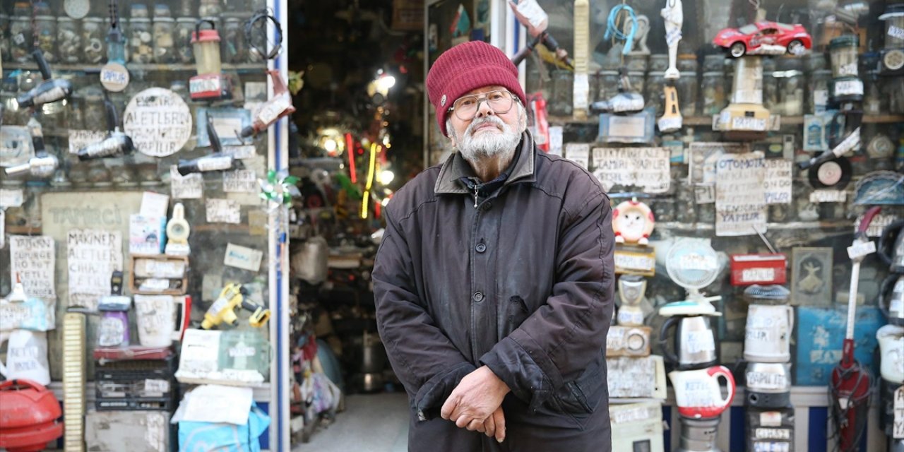 72 Yaşındaki Veysel Usta Küçük Dükkanındaki Binlerce Malzemenin Arasından Aradığını Bularak Tamir Yapabiliyor