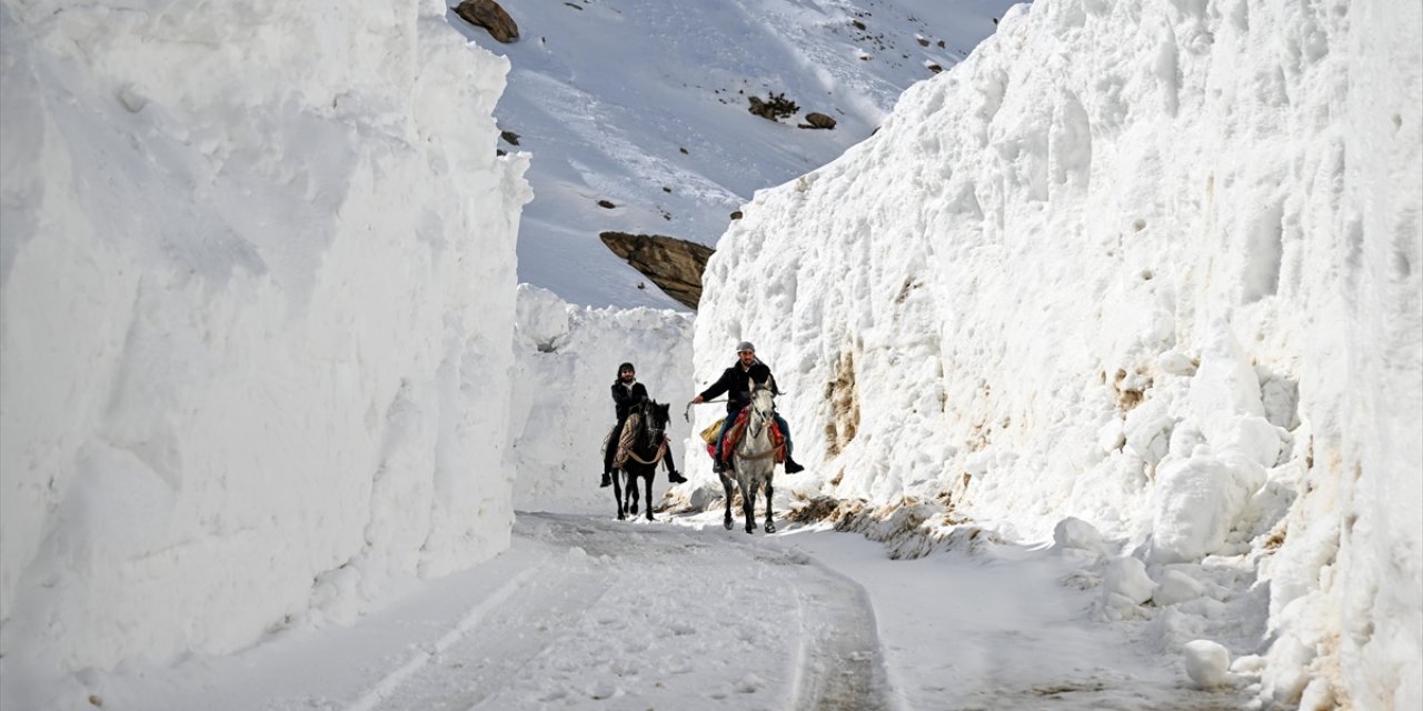 "Kar Koridoru"ndan Geçerek İlçeye Ulaşıyorlar