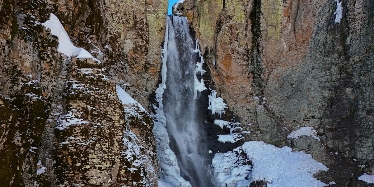 Eriyen Kar Sayesinde Yeniden Canlanan Çır Şelalesi Dron İle Görüntülendi