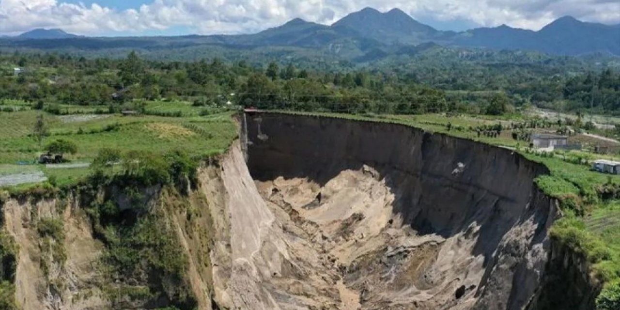 Endonezya'daki Dev Çukurun Genişliği 30 Bin Metrekareyi Aştı