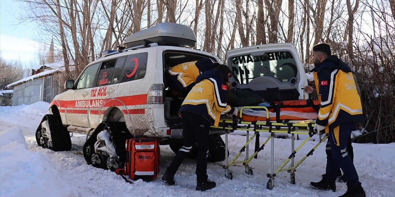 Erzincan'da Sağlık Ekipleri Kışın Kırsaldaki Hastalara Paletli Ambulanslarla Ulaşıyor
