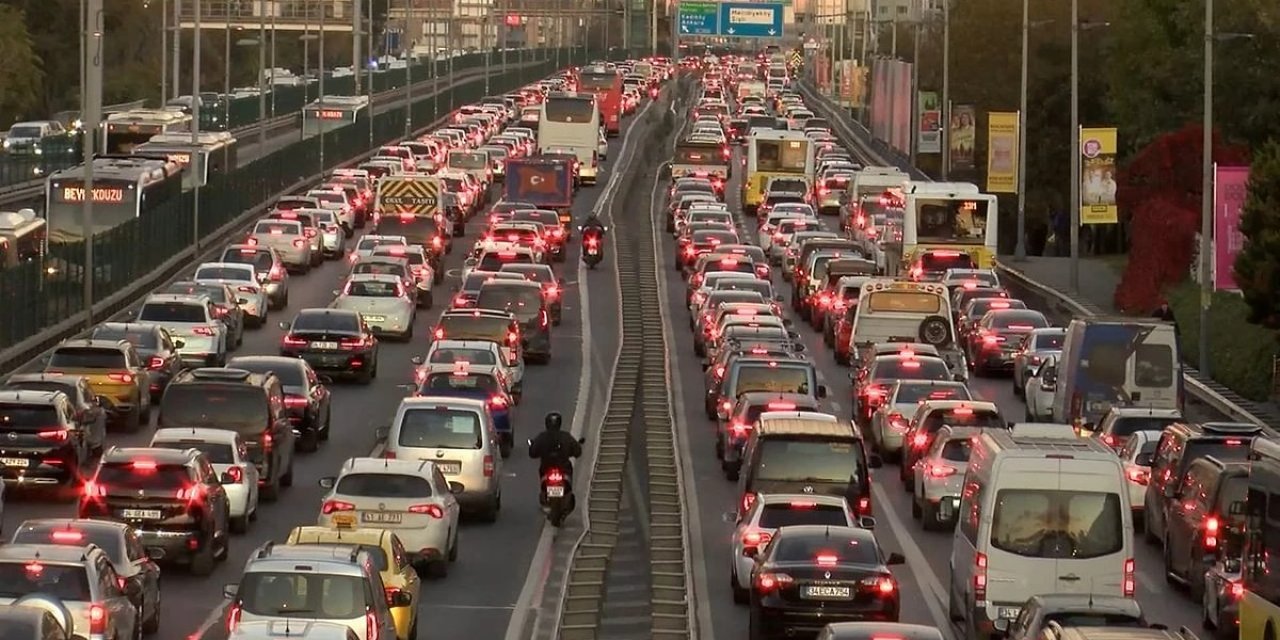 İstanbul Trafiğinde Yeni Dönem Bugün Başladı: İstanbul’da Hız Sınırı Düşürüldü