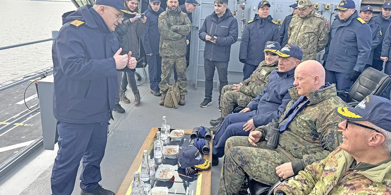 Almanya Savunma Bakanı: Türkiye NATO'nun Merkezî Direği!