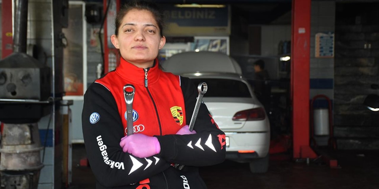 Afyonkarahisarlı "Hatice Usta" Otomobil Servisinde Araçların Bakım ve Tamirini Yapıyor