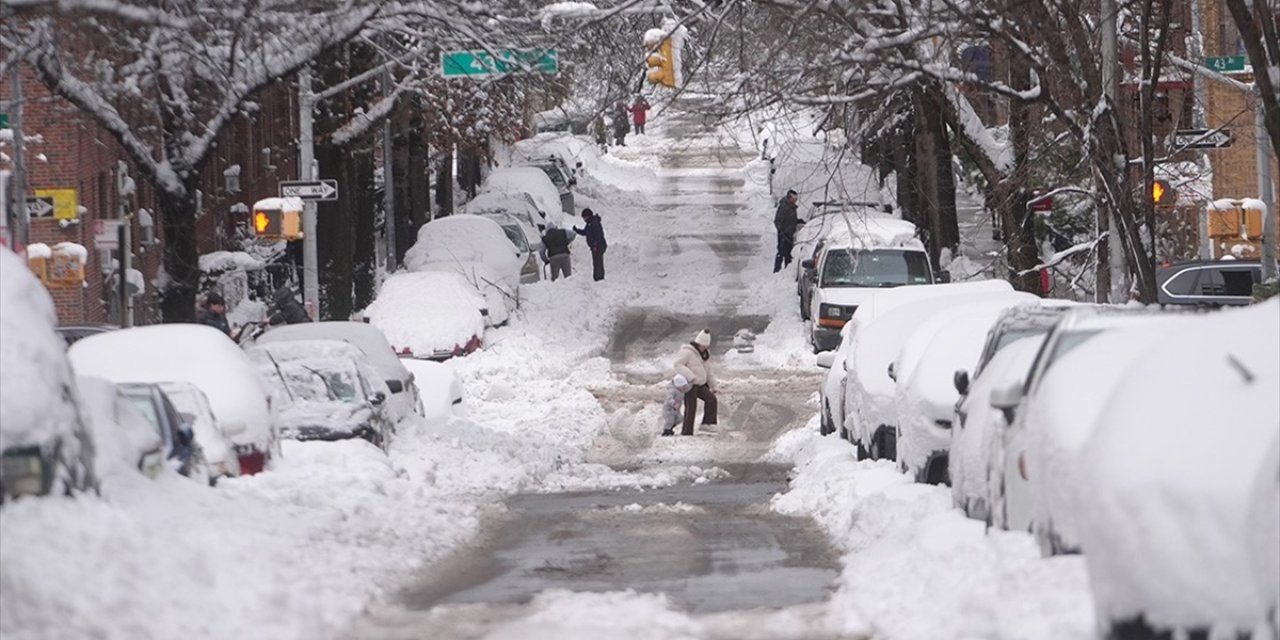 ABD'deki Kar Fırtınası Hayatı Durma Noktasına Getirdi