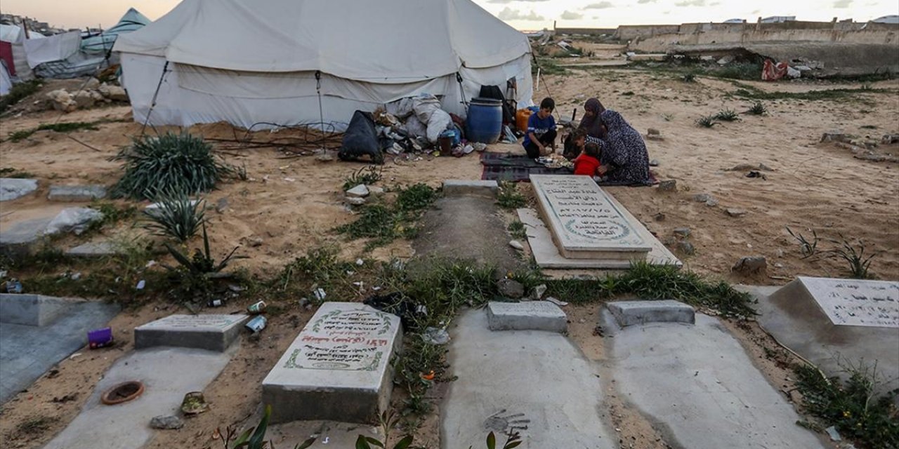 Gazze'de Yerlerinden Edilen Filistinliler Ramazanda Da Mezarlıklarda Yaşama Devam Ediyor