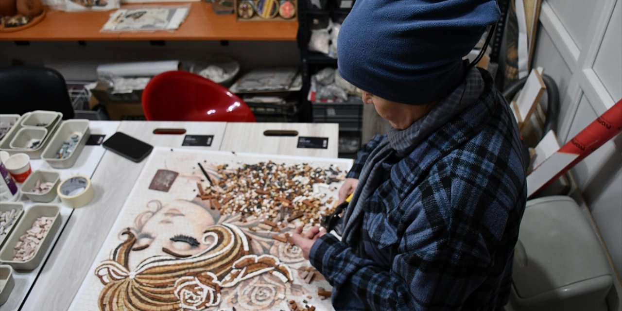 Üniversiteyi 2 Yıl Önce Birincilikle Bitiren 54 Yaşındaki Kadın, Mozaik Eserler Üretiyor