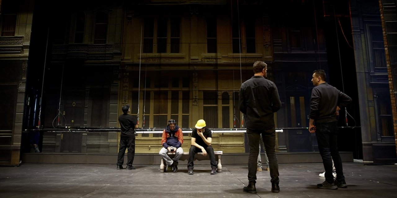 Operanın Görünmez Kahramanları "Singin' İn The Rain" Müzikali İçin Yoğun Çaba Harcıyor