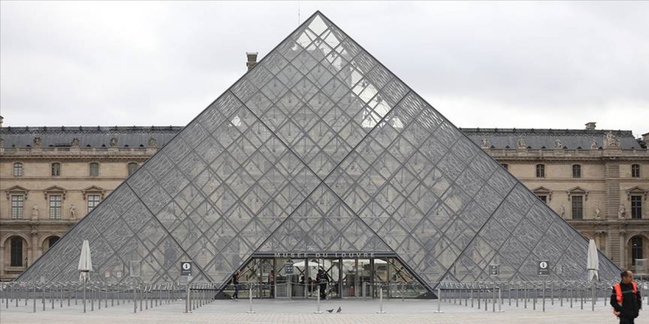 Macron, Louvre Müzesi'nin Başına Yeni Bir İsim Atadı!