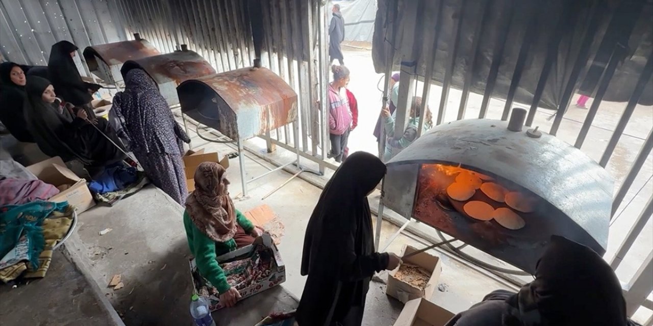 Gazze'de Mülteci Kampında Açılan Fırın Yerinden Edilen Filistinlilere "Ekmek Kapısı" Oldu