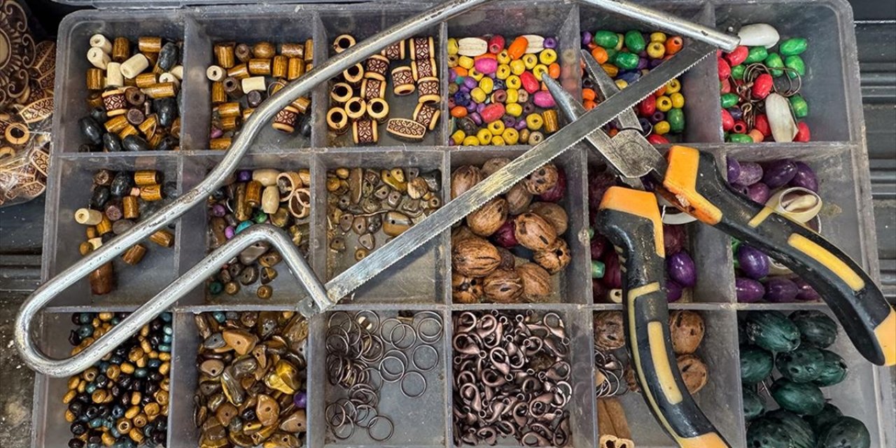 Tarçın Kabuğundan Ürettiği Takıları 20 Yıldır İstanbul'da Satıyor