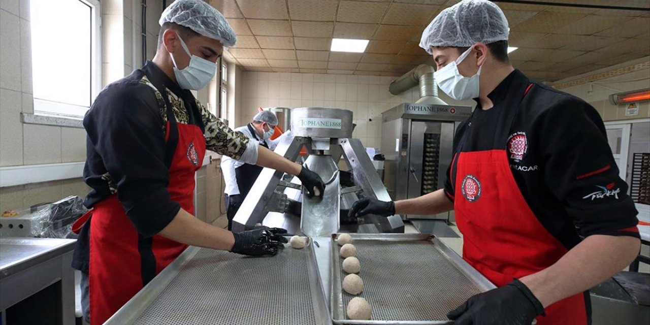 Çorum'da Tam Buğday Tüketimi Meslek Lisesi Öğrencilerinin Ürettiği Ekmeklerle Yaygınlaşıyor