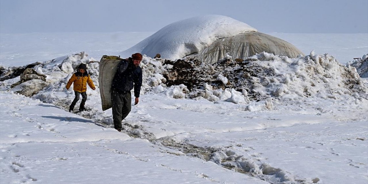 Kışın Boşalan Köyde 9 Yıldır Yalnız Kalan Çift, Zorluklara Birlikte Göğüs Geriyor