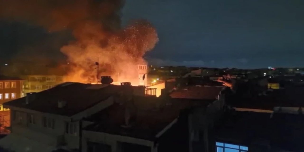 Fatih'te Metruk Binada Yangın: Alevler Ahşap Binaya Sıçradı