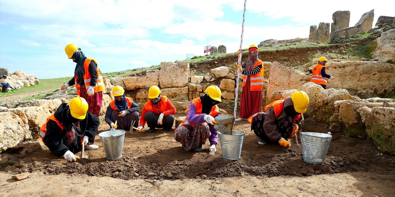 Diyarbakır'da Kadınlar 3 Bin Yıllık Zerzevan Kalesi'nde Tarihin İzini Sürüyor