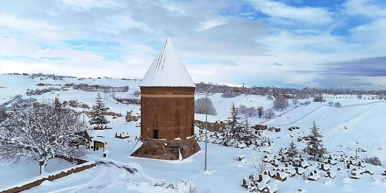Bitlis'te Tarihi Yapılar Karla Kaplandı