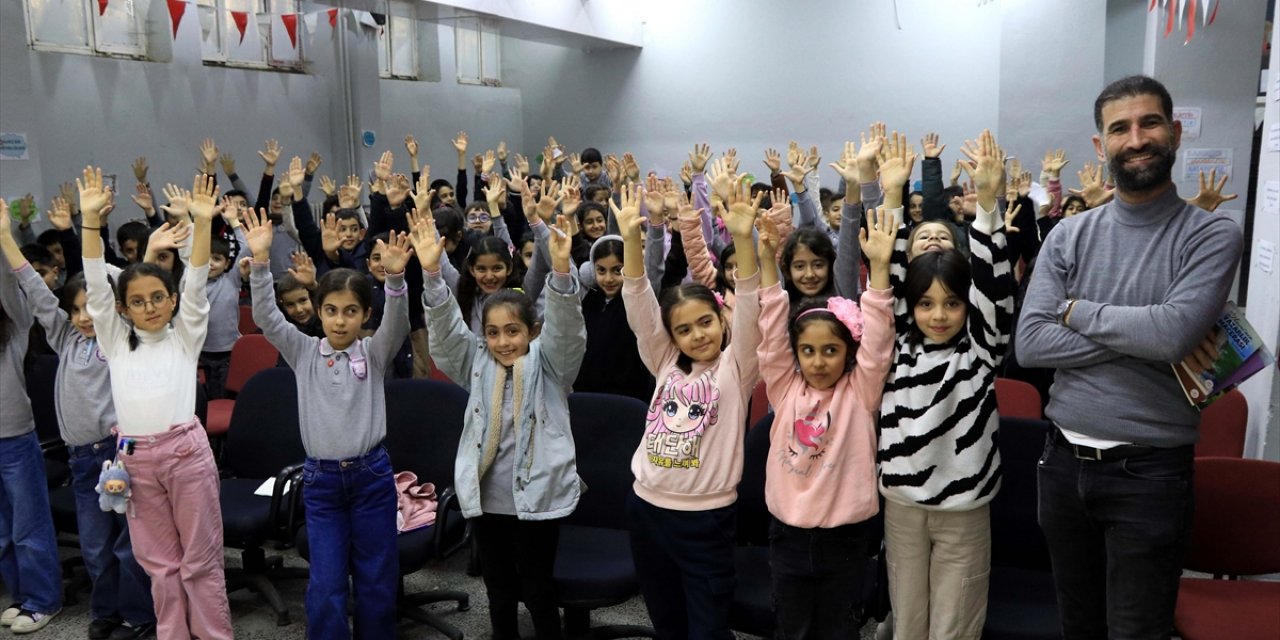 Öğrencilere Kitap Sevgisi Ve Afet Bilinci Aşılamak İçin Kırsaldaki Okulları Geziyor