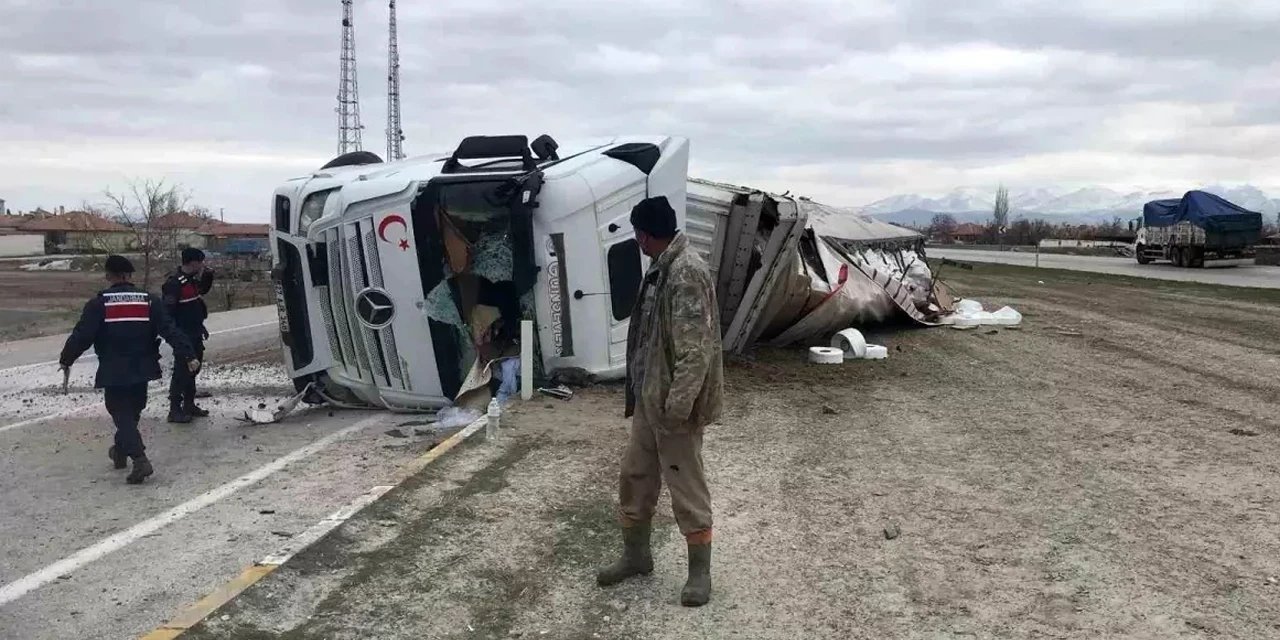 Konya’da İplik Yüklü Tır Devrildi