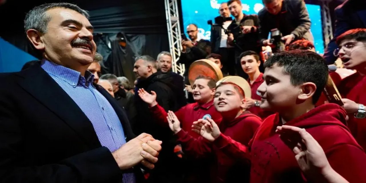 Yusuf Tekin'i Çocuklar 'Kabe'de Hacılar" İlahisi İle Karşıladı