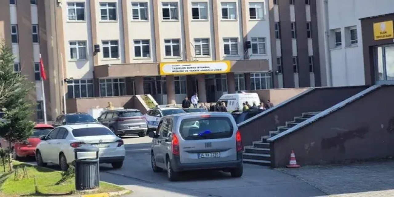 İstanbul'daki Lisede Öğrenci Dehşeti: 2 Öğretmeni ve 1 Öğrenciyi Bıçakladı