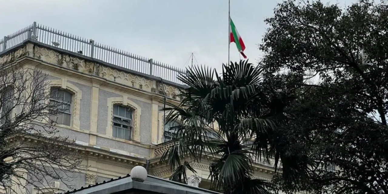 İran'ın İstanbul Başkonsolosluğu'nda Bayraklar Yarıya İndirildi