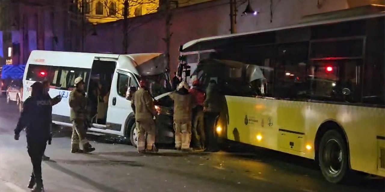 Beşiktaş'ta Çarpışan İett Otobüsü İle Servis Minibüsünün Şoförleri Yaralandı