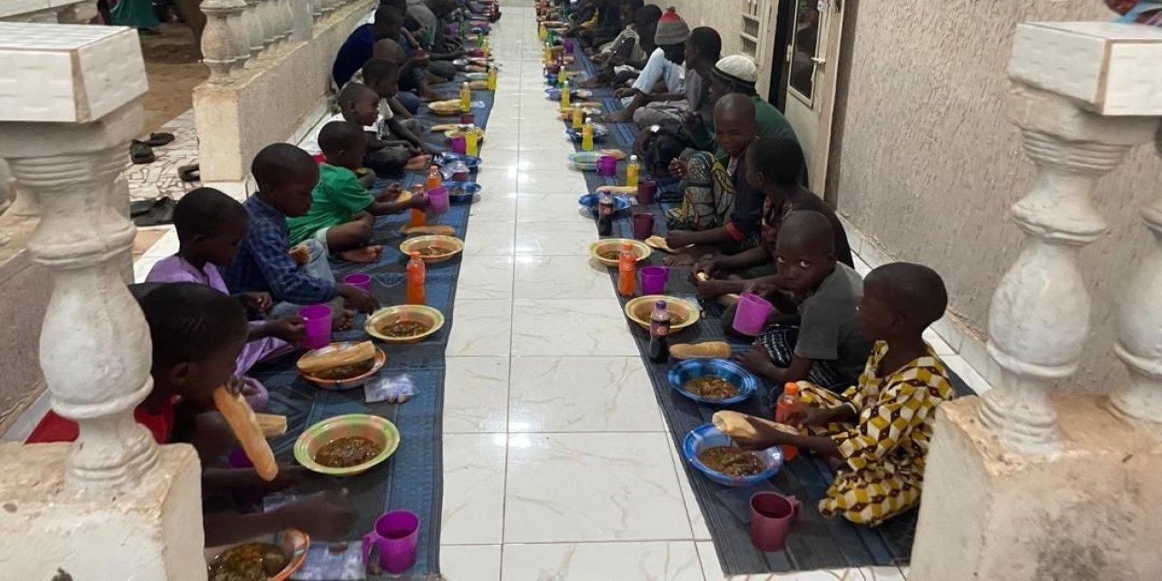 Mali'de İftarda Sofralar İki Kez Kuruluyor, Yemekler Camide Yeniyor