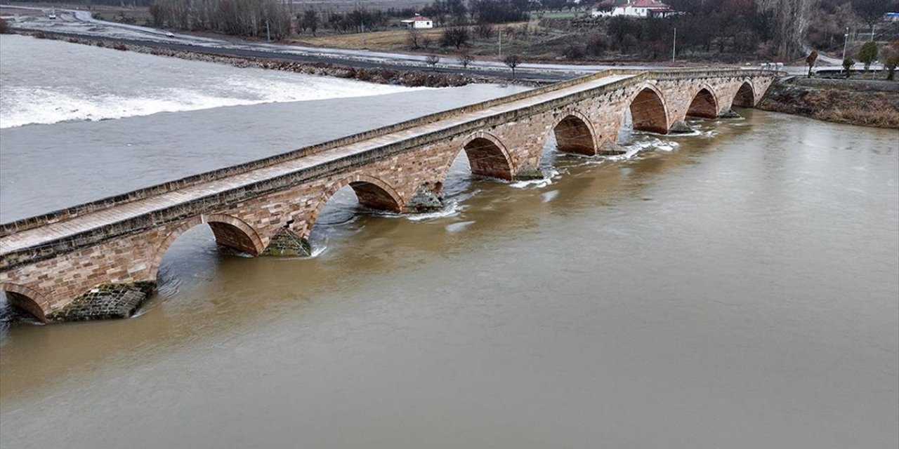 Kızılırmak'ın Debisi Yükselince Tarihi Şahruh Köprüsü'nün 8 Kemeri Suyla Doldu