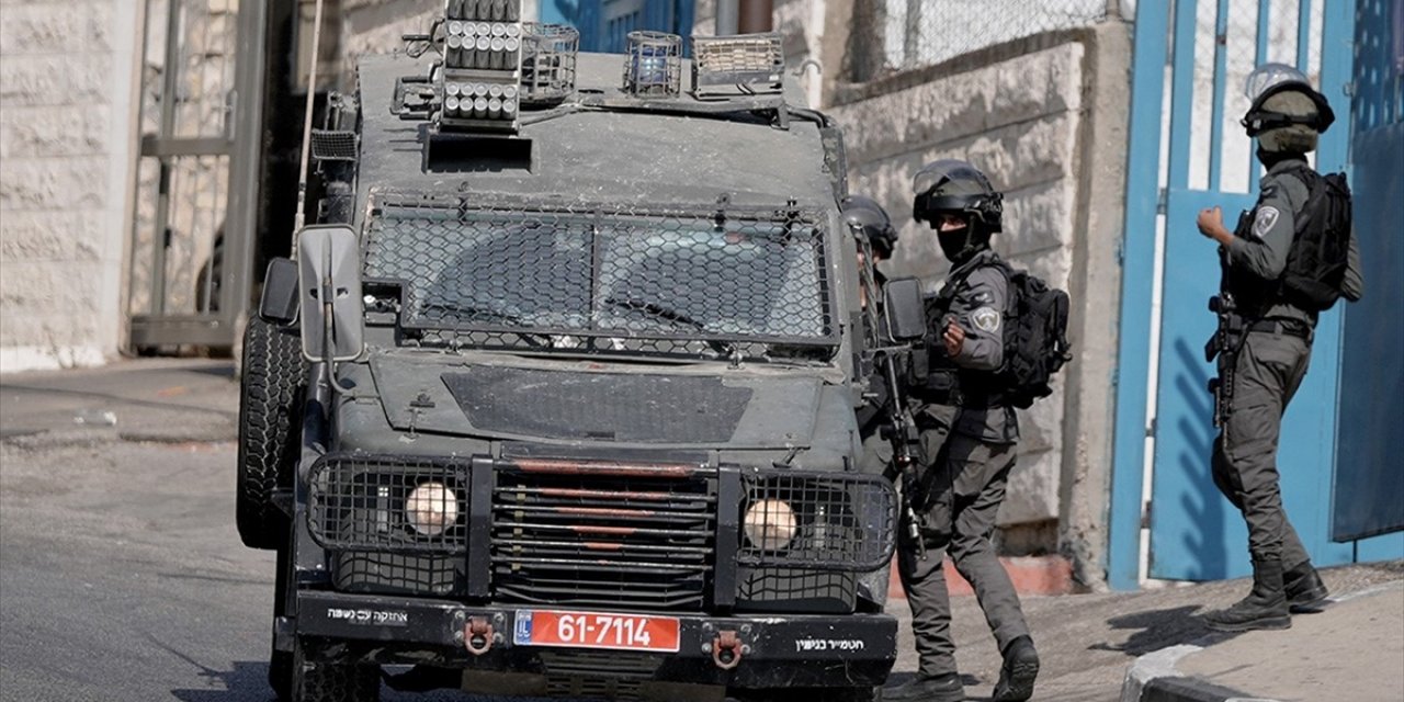 İsrail Ordusu, Batı Şeria'daki Baskınlarda İkisi Kadın 40 Filistinliyi Gözaltına Aldı