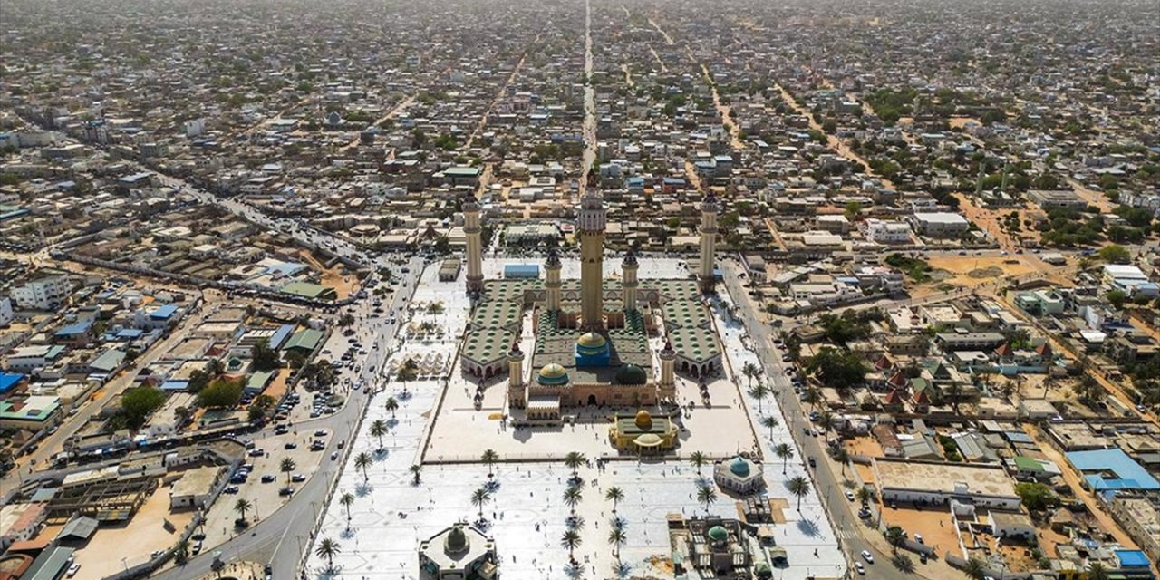 Senegal'de Müridi Tarikatının Kurucusu Şeyh Ahmedu Bamba'nın Mirası: Touba Büyük Camisi