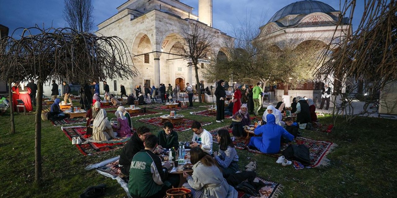 Bosna Hersek'teki Tarihi Ferhadiye Camisi'nde Geleneksel İftar Sofrası Kuruldu