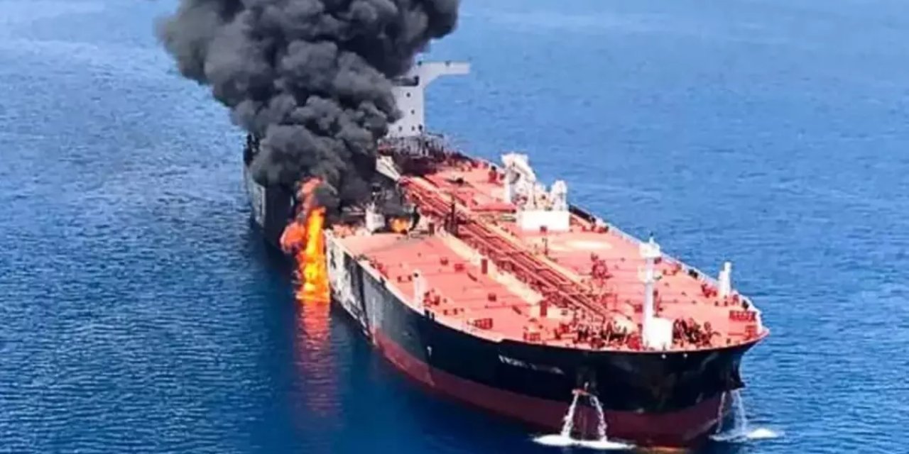 İran, Hürmüz Boğazı'nda Bir Petrol Tankerini Daha Vurdu