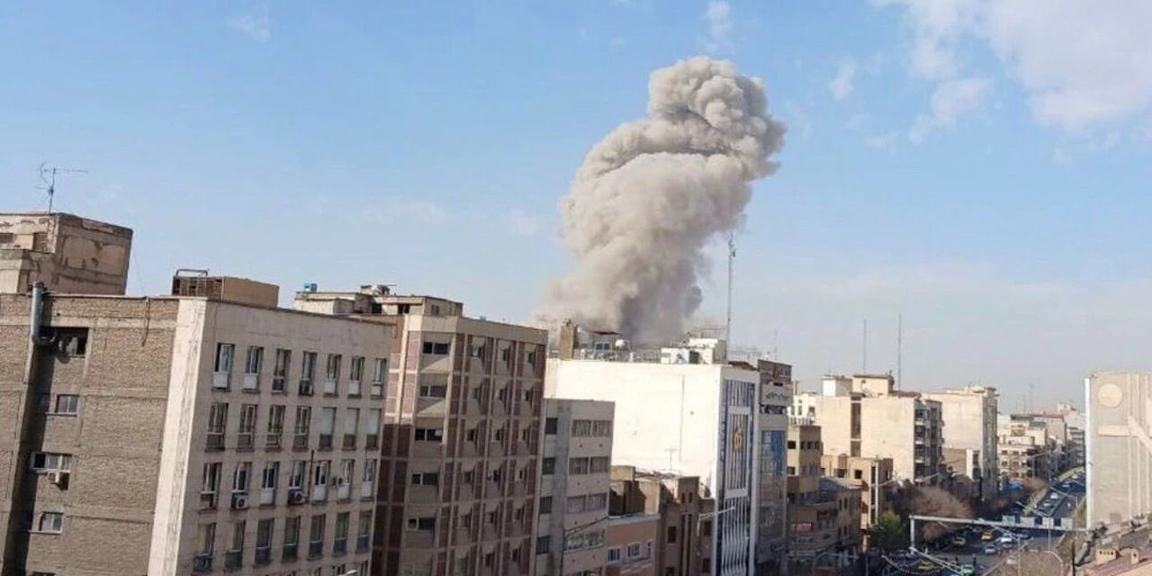 İsrail, Tahran'ın Doğusuna Saldırıyor! Şiddetli Patlama Oldu, Gökyüzü Dumanla Kaplandı