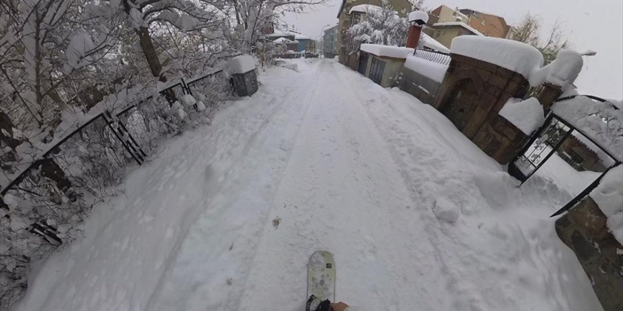 Adanalı Genç Diş Hekiminin Karla Kaplı Erzurum Sokaklarında Snowboard Keyfi
