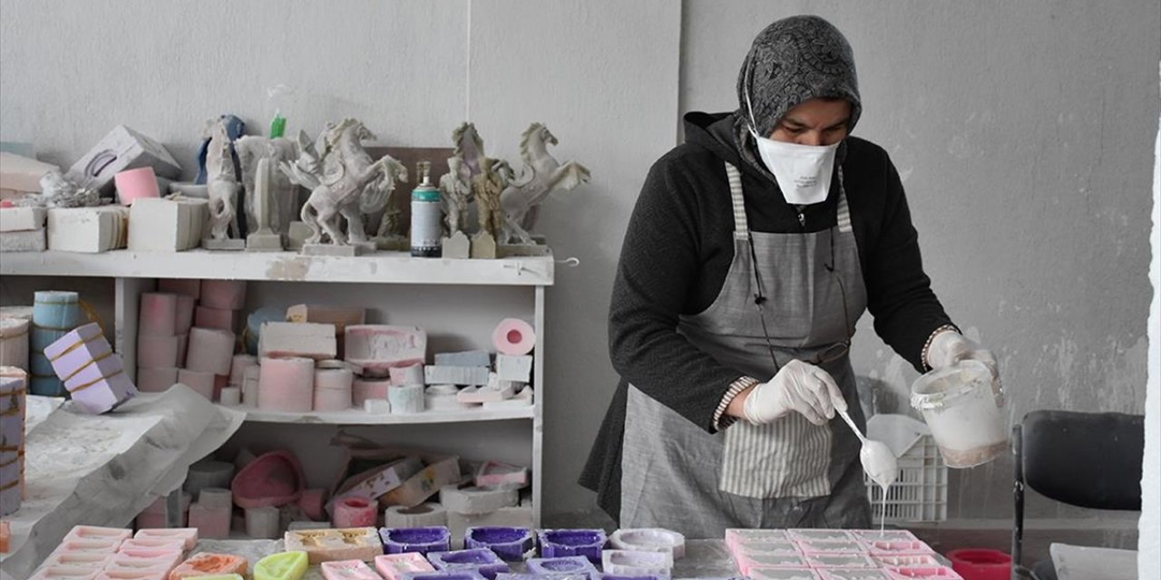 Afyonkarahisar'da Kadınlar Kooperatif Çatısı Altında Hediyelik Eşya Üretimini Artırıyor