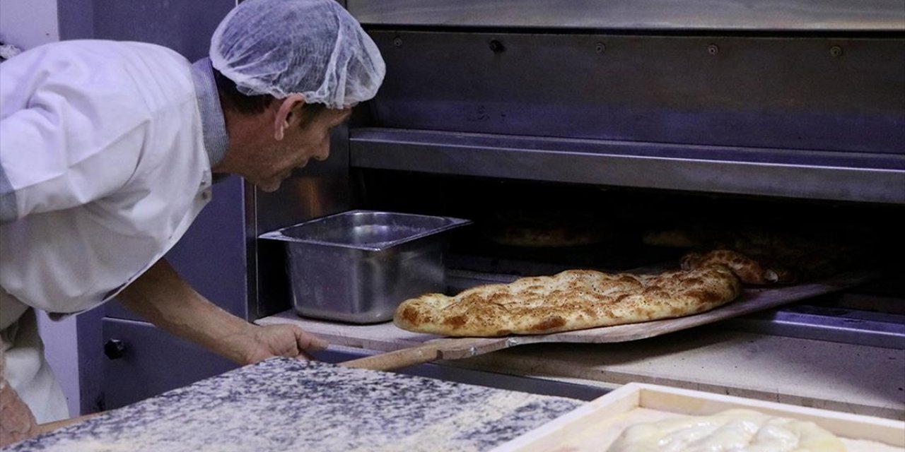 Trabzon'da Ekşi Mayalı Ramazan Pidesi 6 Saatlik Hummalı Mesaiyle Sofralara Ulaşıyor