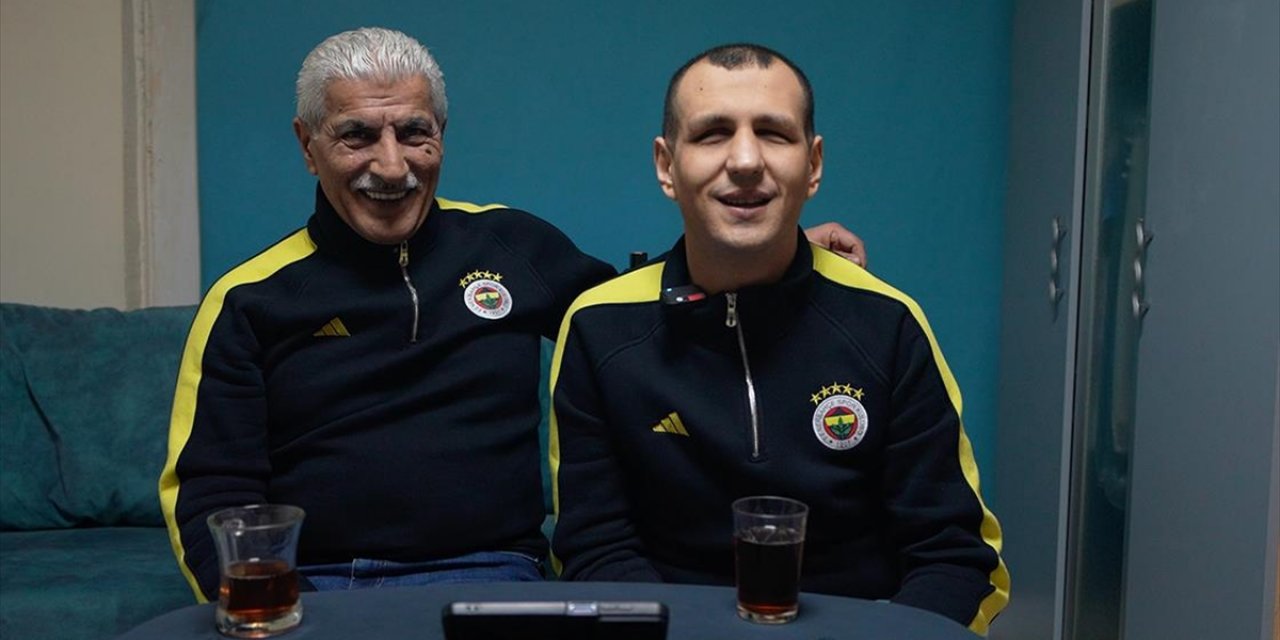 Görme Engelli Taraftar "Fenerbahçe" Sevgisini Sosyal Medyada Yaptığı Canlı Yayınlarla Gösteriyor