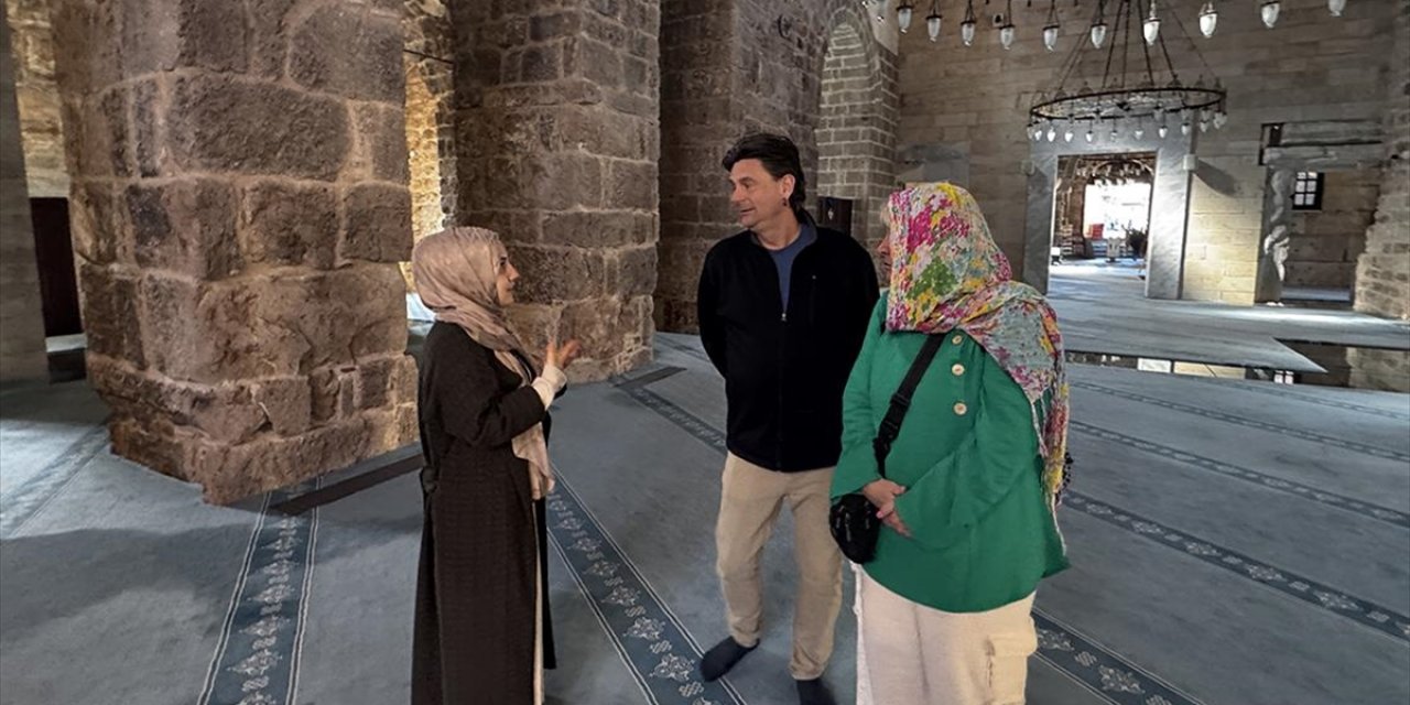 Gönüllü Gençler Antalya'nın Tarihi Yerlerini ve Kültürünü Turistlere Tanıtıyor