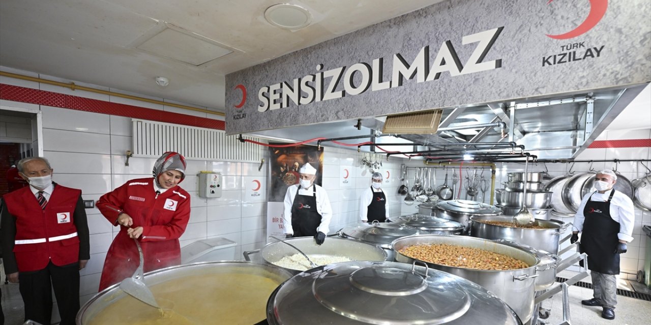Türk Kızılayın İhtiyaç Sahiplerine Sıcak Yemek Desteği Ramazanda da Sürüyor