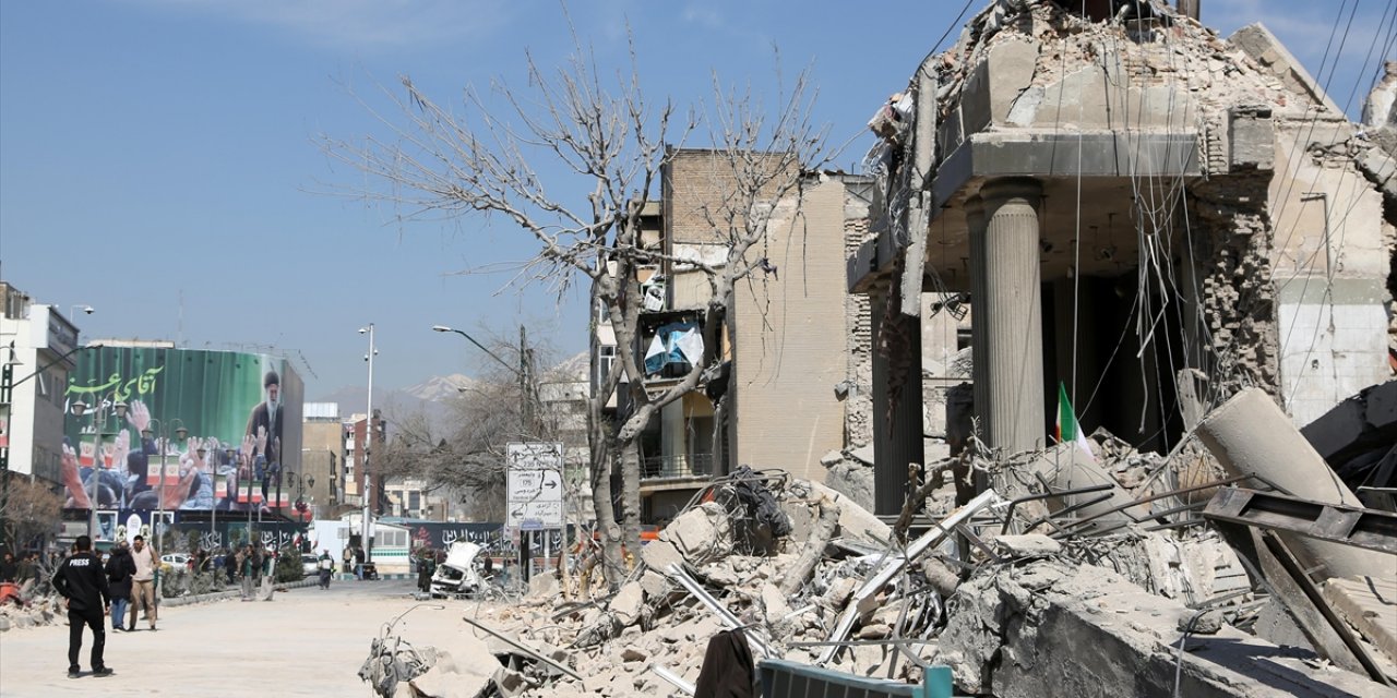 AA Ekibi, ABD-İsrail Saldırısında Hedef Alınan İnkilap Meydanı'nı Görüntüledi