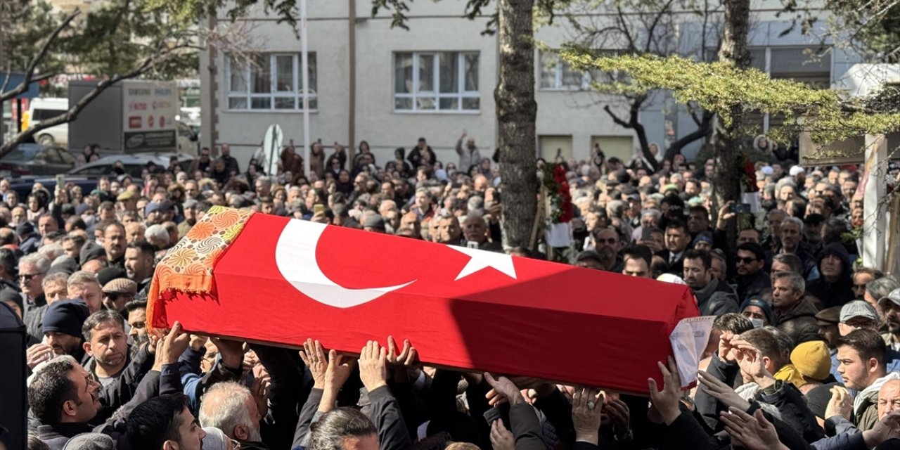 İstanbul'da Öğrencinin Bıçaklı Saldırısında Yaşamını Yitiren Öğretmenin Cenazesi Konya'da Defnedildi