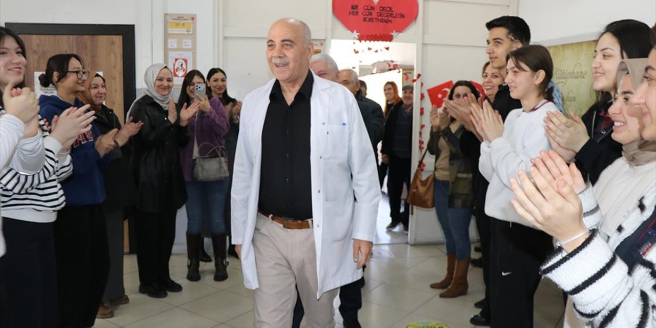 Fizik Öğretmeni 37 Yıl Önce Mesleğe Başladığı Okuldan Sürpriz Veda Töreniyle Emekli Oldu
