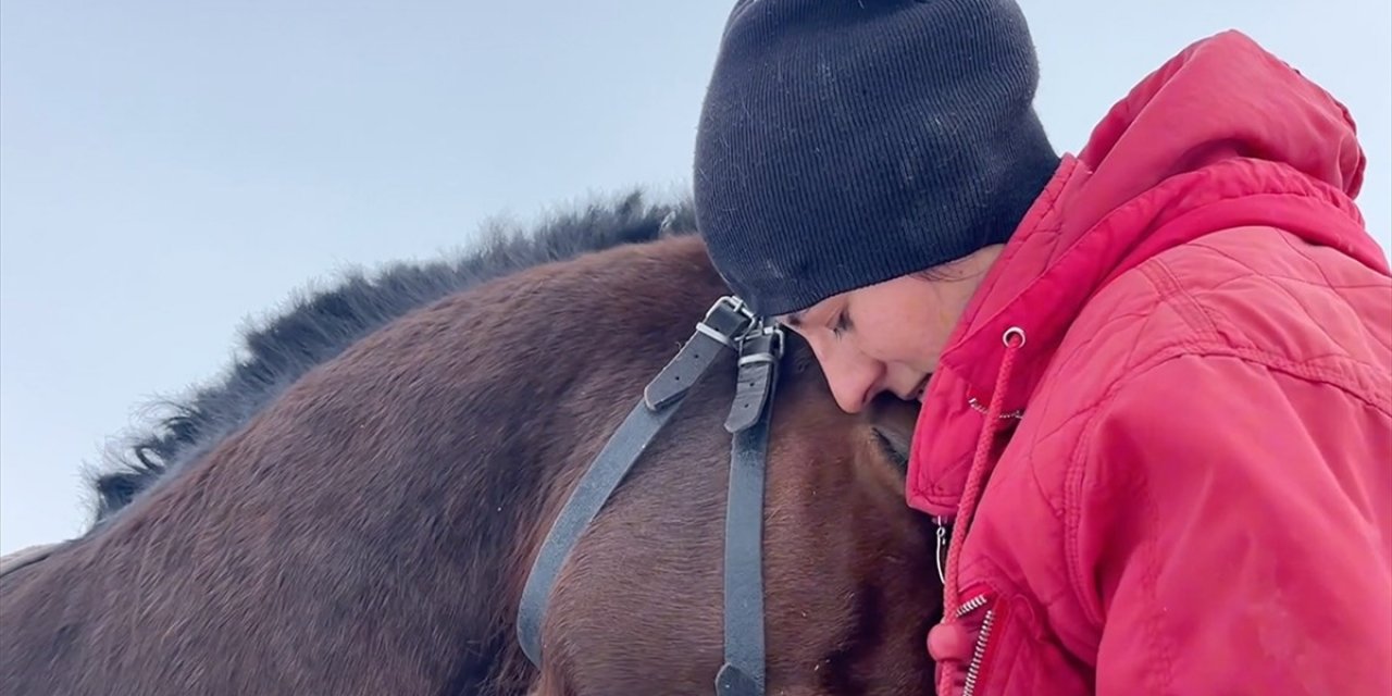 Kars'ta Kadın Binici, Tayken Alıp Büyüttüğü Atıyla Yarışlara Hazırlanıyor