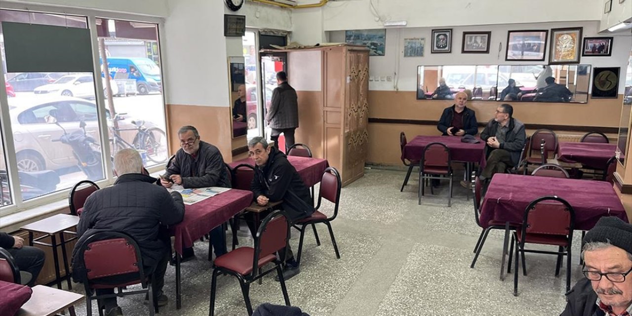 İftara Kadar Servis Yapılmayan Kıraathane Mahalle Sakinlerinin Buluşma Noktası Oluyor